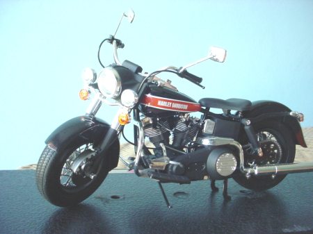 Harley Davidson FLH Revell 1/12