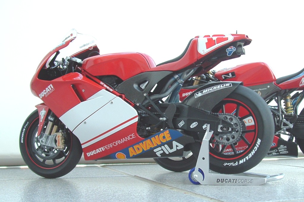 Ducati Desmosedici Italeri 1/9